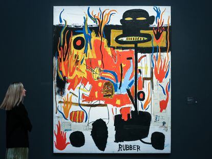 Una mujer contempla la obra de Jean-Michel Basquiat 'Rubber', en la Sotheby's Contemporary Art, en Londres en febrero de 2020.