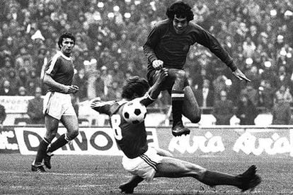 Rubén Cano salta sobre un defensor en el Yugoslavia-España de 1977.