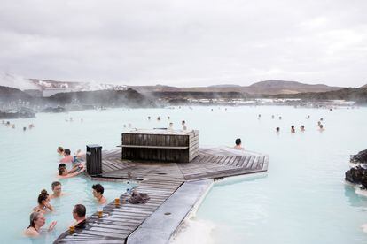 Bañistas en la Laguna Azul, un balneario geotermal situado al suroeste de Islandia.