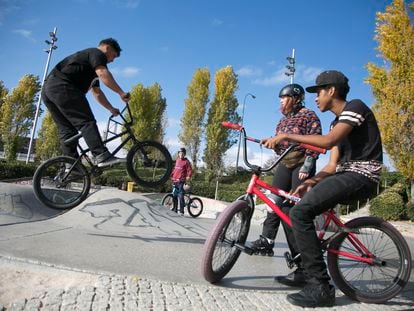 Varios jóvenes en el skatepark de Madrid Río, el 19 de noviembre de 2021.