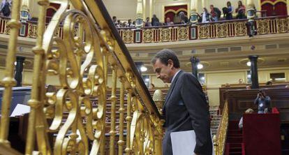 Zapatero vuelve a su escaño tras pronunciar el discurso sobre las medidas de recorte en gasto público.