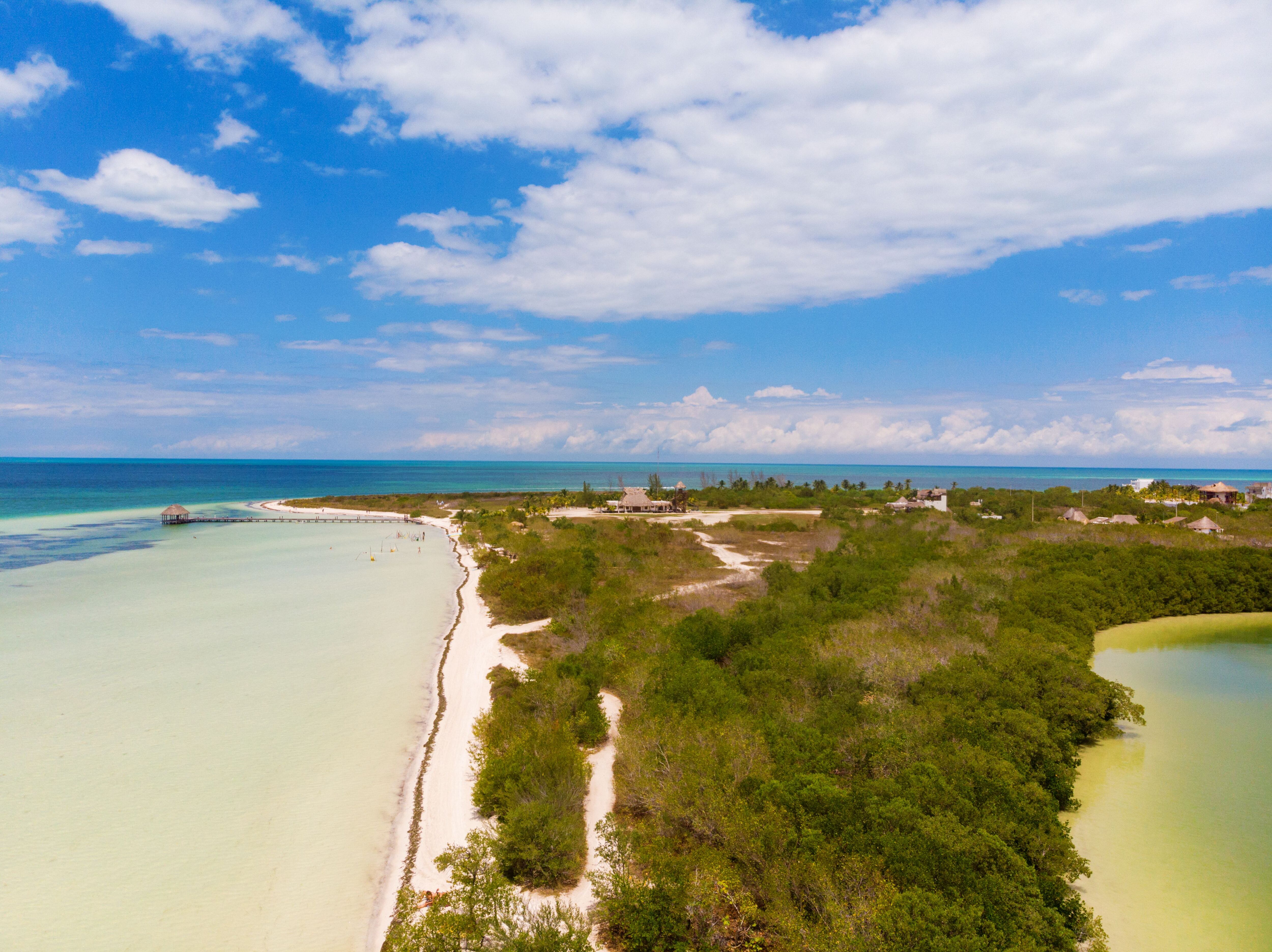 Vista aérea de Punta Cocos en la isla de Holbox (México). 