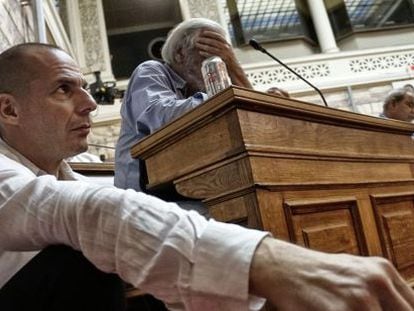 El ministro griego de Finanzas, Yanis Varoufakis, escucha la intervenci&oacute;n del primer ministro en el Parlamento.