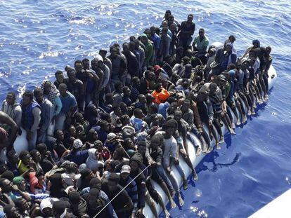 Un barco con inmigrantes interceptado en la costa libia.