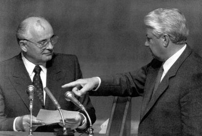 Borís Yeltsin (derecha) y Mijaíl Gorbachov, en una imagen del 23 de agosto de 1991.
