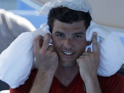 El canadiense Frank Dancevic se refresca.