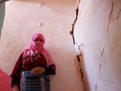 Una vecina de Mulai Brahim muestra los daños que el terremoto del viernes ha causado en su casa, este lunes.