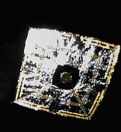 Imagen de la vela solar <i>Ikaros</i> tomada el 16 de junio por una cámara desprendida de esta.