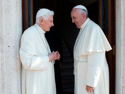 El papa Francisco, a la derecha, saluda a Benedicto XVI en el Vaticano, el 30 de junio de 2015.