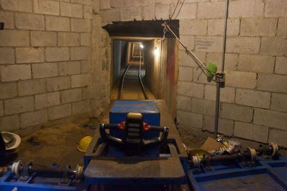 La obra de minería que los narcos tenían montada bajo el suelo de Tijuana contaba con varios vagones eléctricos que transportaban la droga a lo largo de los 600 metros de túnel hasta Estados Unidos.