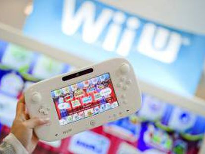 Un niño juega con el "Wii U Gamepad" el mando de la Wii U