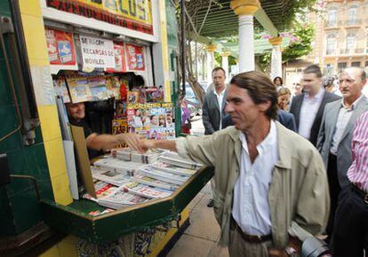 José María Aznar saluda a un kiosquero durante su vista de esta mañana a Melilla