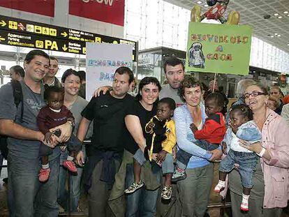 Las familias con los hijos adoptados en Congo, a su llegada ayer al aeropuerto de El Prat de Barcelona.