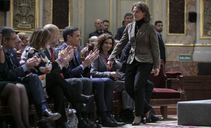 Teresa Ribera pasa junto al presidente del Gobierno, Pedro Sanchez, a cuya derecha está José Domínguez Abascal, en la clausura de las Jornadas de Alto Nivel para la Transicion Ecologica el pasado enero. 