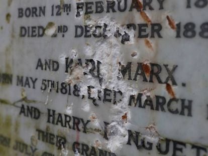 La placa de la tumba de Marx en Londres, tal y como ha quedado tras el ataque con un martillo