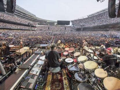 La banda Grateful Dead durante su concierto del pasado viernes ante más de 60.000 personas en el estadio Soldier Field de Chicago.