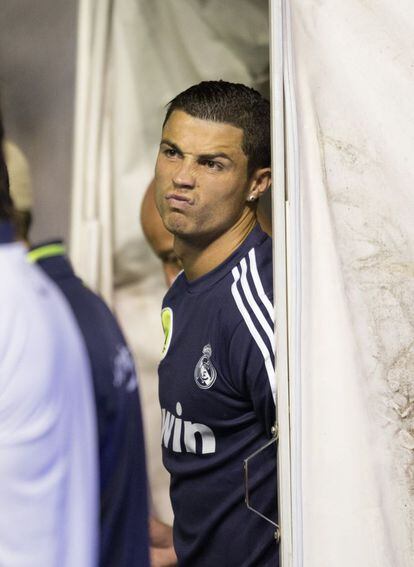 Cristiano Ronaldo gesticula desde dentro del túnel que da acceso al campo desde los vestuarios.