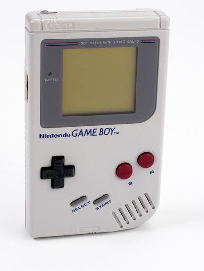 La Game Boy revolucionó el mercado de las consolas portátiles desde su aparición en 1989, gracias a su oferta de juegos y su bajo consumo eléctrico.