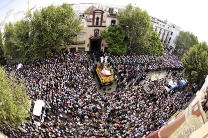 <b>MIÉRCOLES SANTO. Sevilla.</b> El paso del Cristo de la Hermandad de El Baratillo sale de su capilla