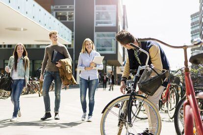 La ciudad sueca de Malmoe ocupa el sexto puesto en la última clasificación del Índice Copenhague. En la foto, un universitario aparca su bici en esta urbe.