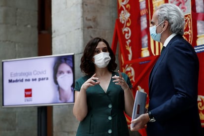 La presidenta de la Comunidad de Madrid, Isabel Díaz Ayuso, y el consejero de Sanidad, Enrique Ruiz Escudero, este martes.