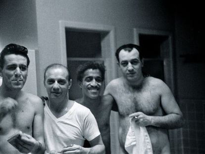 El núcleo del Rat Pack, en una sauna, el segundo por la derecha Sammy Davies Jr.