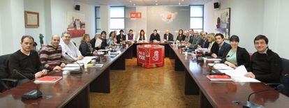 Un momento de la reuni&oacute;n en Bilbao de la nueva ejecutiva socialista, presidida por Patxi L&oacute;pez (al fondo, en el centro).