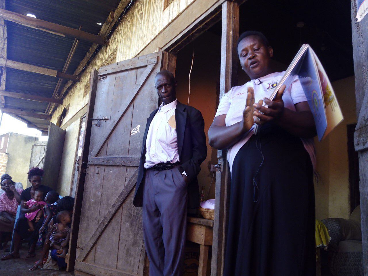 Una agente de salud comunitaria explica los distintos métodos anticonceptivos, entre ellos, una nueva inyección de tres meses, a un grupo de hombres y mujeres en la Uganda rural en 2016.