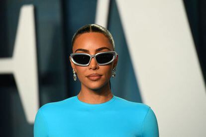Kim Kardashian completó su look con unas gafas futuristas plateadas.