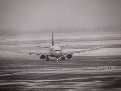 El aeropuerto de Barajas, como algunas carreteras de la región, sufrió los efectos de la nevada.