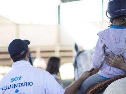 Terapia ecuestre con ni&ntilde;os con trastorno del espectro autista, una de las actividades del programa de voluntariado de Mutua Juntos hacemos m&aacute;s del a&ntilde;o pasado. 