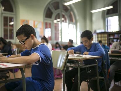 Alumnos del colegio Ramon Llull de Barcelona durante las pruebas de Catalu&ntilde;a, que empezaron este mi&eacute;rcoles. 