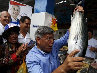 El candidato presidencial César Acuña en una visita a un mercado en Lima.