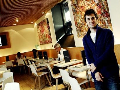 &Aacute;lvaro Borovio delante de su obra que se expone en el restaurante Lateral, de Vel&aacute;zquez.