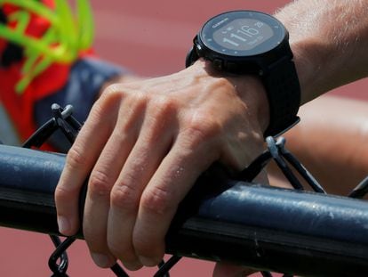 Un deportista luce un reloj inteligente de Garmin.