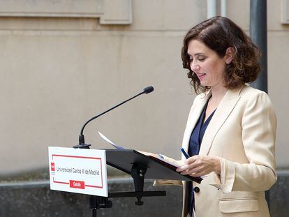 En la foto, la presidenta de Madrid Isabel Díaz Ayuso. En el vídeo, labores en el laboratorio instalado en el interior de la basílica del Valle de Cuelgamuros.