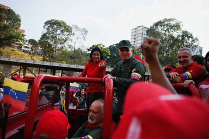 La vicepresidenta Delcy Rodríguez y el ministro de defensa, Vladimir Padrino, en la caravana que conmemoraba el décimo aniversario de la muerte de Hugo Chávez.