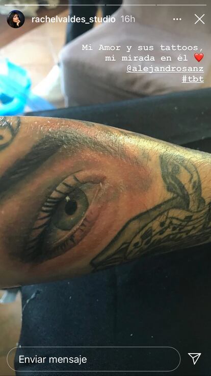 El brazo de Alejandro Sanz donde se ve el ojo de Rachel Valdés tatuado.