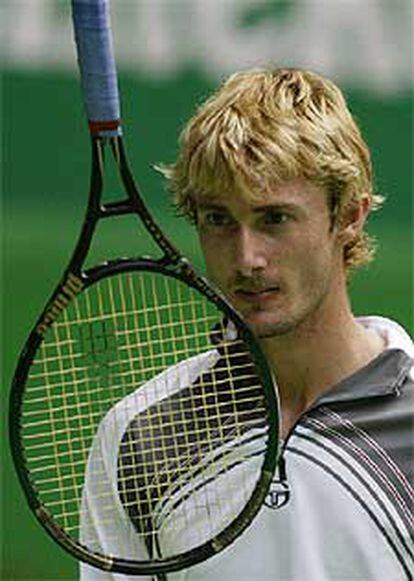 Juan Carlos Ferrero observa su raqueta, en un momento se su partido.