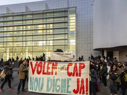 Manifestació reclamant el CAP del Raval davant el Macba.