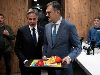 El ministro de Exteriores ucranio, Dmytro Kuleba, y el secretario de Estado estadounidense, Antony Blinken, recogen un pedido en un McDonald's de Kiev, la semana pasada.