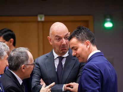 El ministro de Industria, Comercio y Turismo de España, Héctor Gómez (derecha) durante el Consejor de ministros europeos celebrado este lunes en Bruselas.
