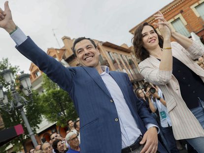 La presidenta de la Comunidad de Madrid, Isabel Díaz Ayuso, interviene en un acto acompañada del presidente del PP de Andalucía y de la Junta, Juanma Moreno, este viernes en Fuenlabrada, Madrid.