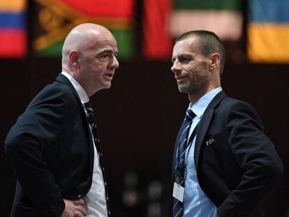 El presidente de la FIFA, Gianni Infantino (izquierda), y Alexander Ceferin, de la UEFA, charlan durante un congreso de la FIFA.