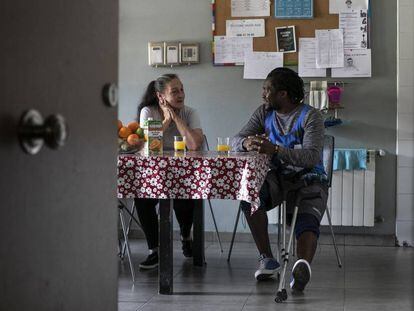 Dolores Córdoba y Eric Djike, en una de las viviendas para personas sin hogar en Las Tablas (Madrid).
