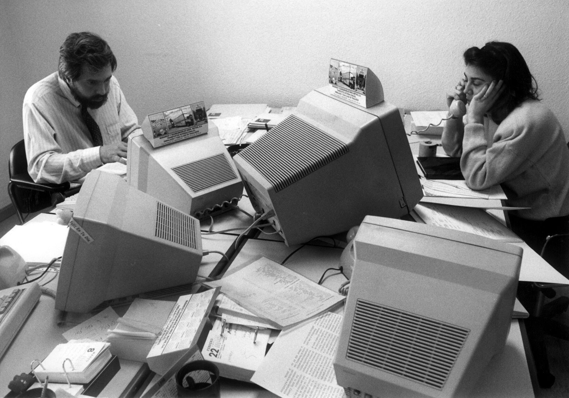 Puestos de trabajo informatizados en una oficina en Madrid en 1990.