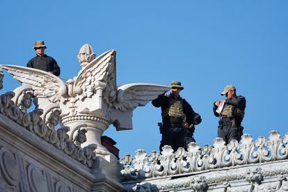 Militares vigilan antes de la ceremonia en la que Javier Milei será investido como presidente de Argentina.