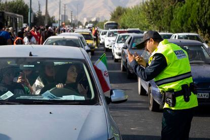 Un policía amonesta a una mujer en Teherán en 2019 por intentar acceder al estadio de Azadi.