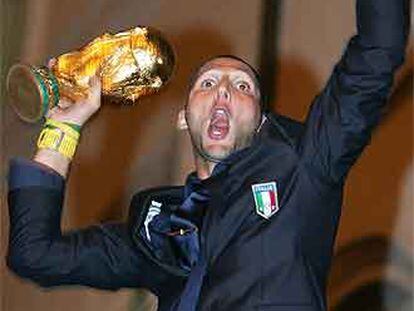 Materazzi, con la Copa del Mundo.