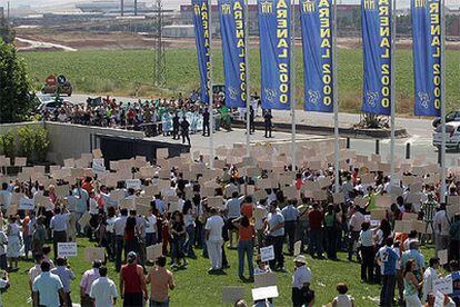 Concentración de los trabajadores de Arenal 2000. Al fondo los ecologistas.